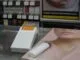 Țigara ca accesoriu de modă: Cum a revenit fumatul în imaginile vedetelor