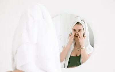 Imperfecțiunile persistă după demachiere? 8 obiceiuri de verificat în rutina de îngrijire și dincolo de ea